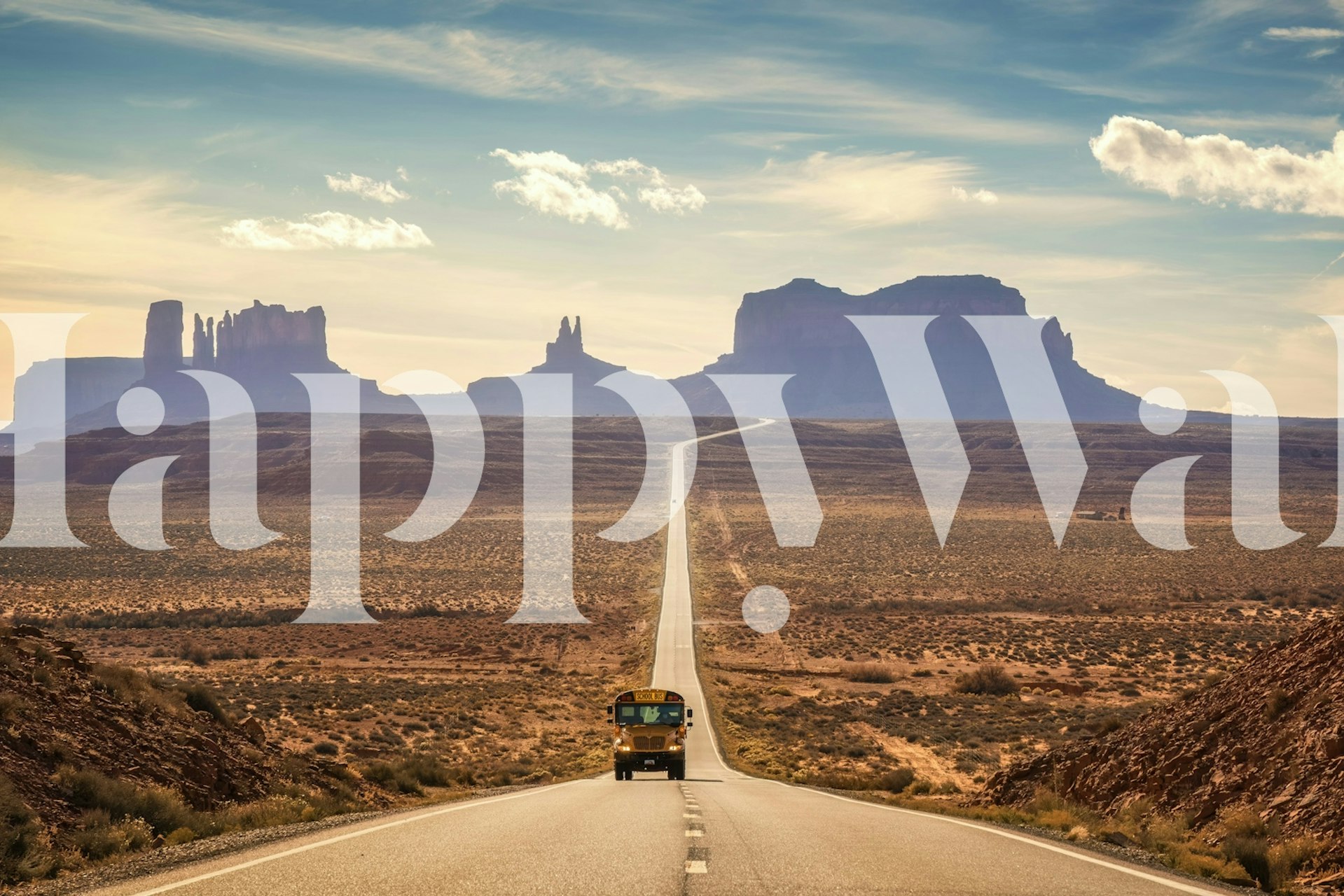 Monument Valley Wandbild mit einer Straße, die sich zum Horizont erstreckt und einem Auto, das