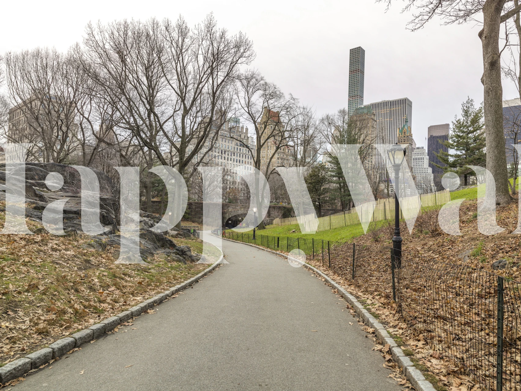 Stadsparksväg tapet med stadsbildsbakgrund och frodig grönska.