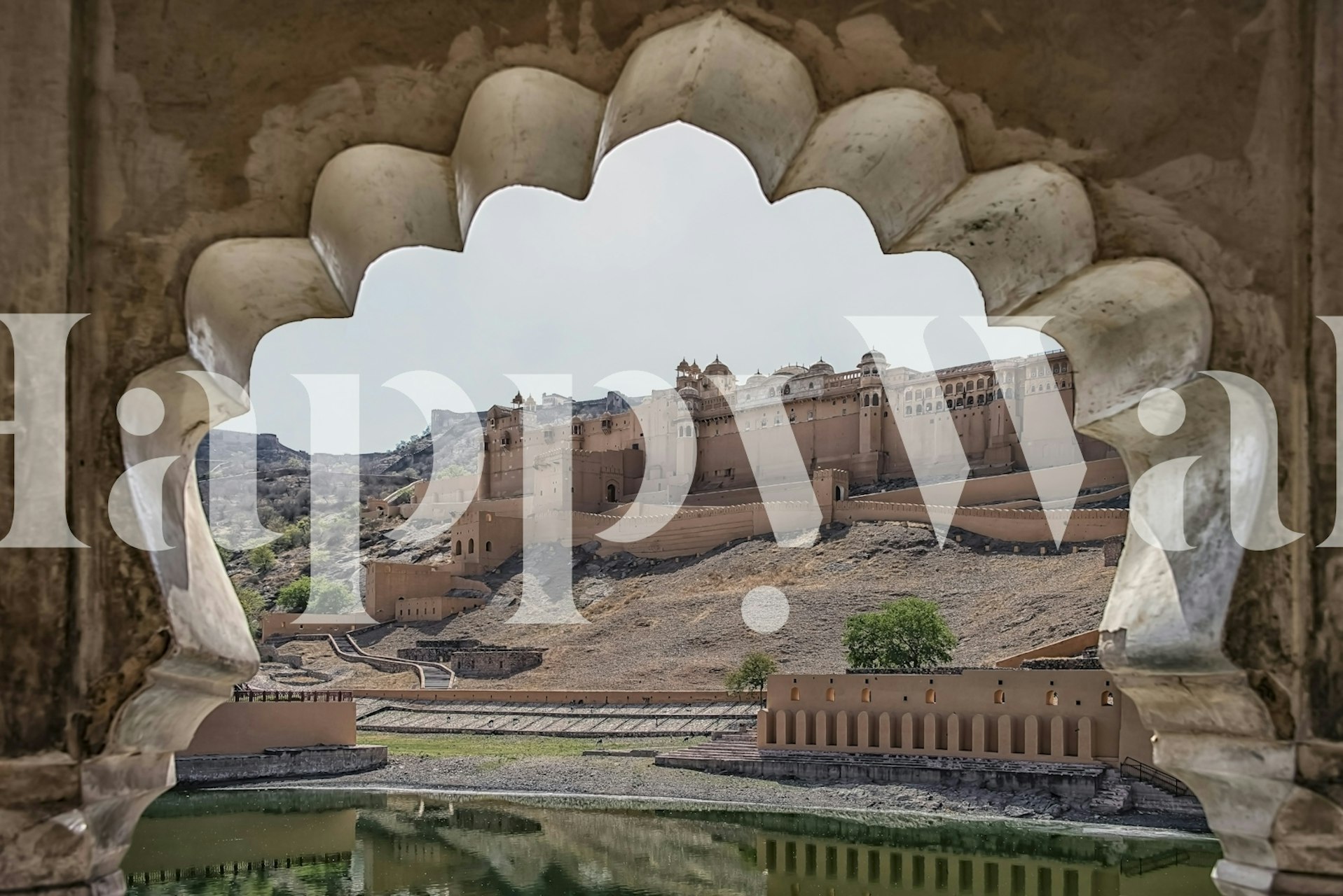 Jaipur fort vægmaleri set gennem en buegang
