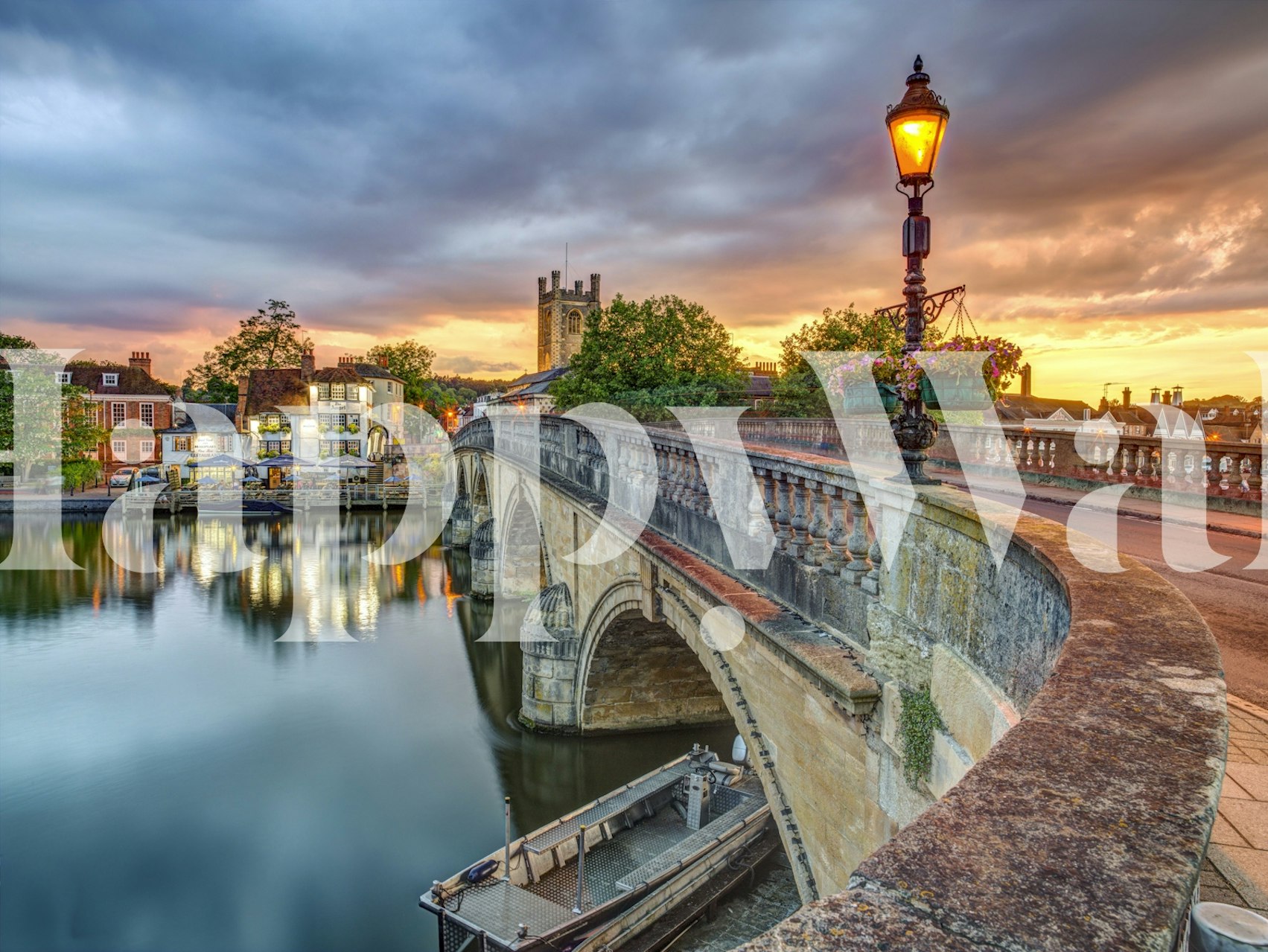 Ταπετσαρία γεφυρών στην εξοχή του Henley County πάνω από τον ποταμό στο ηλιοβασίλεμα