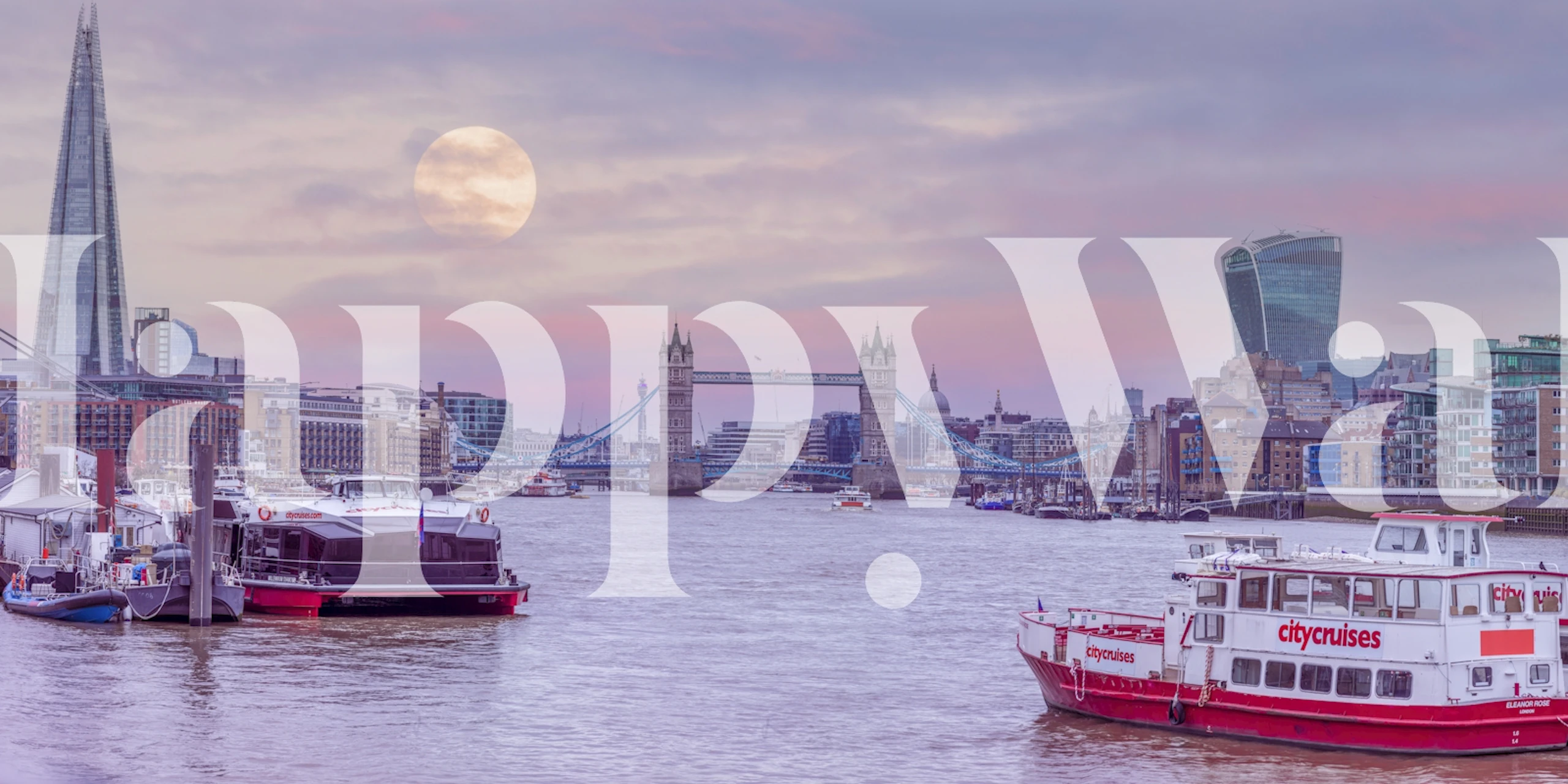 Tapeta Riverside Radiance v moderním pokoji