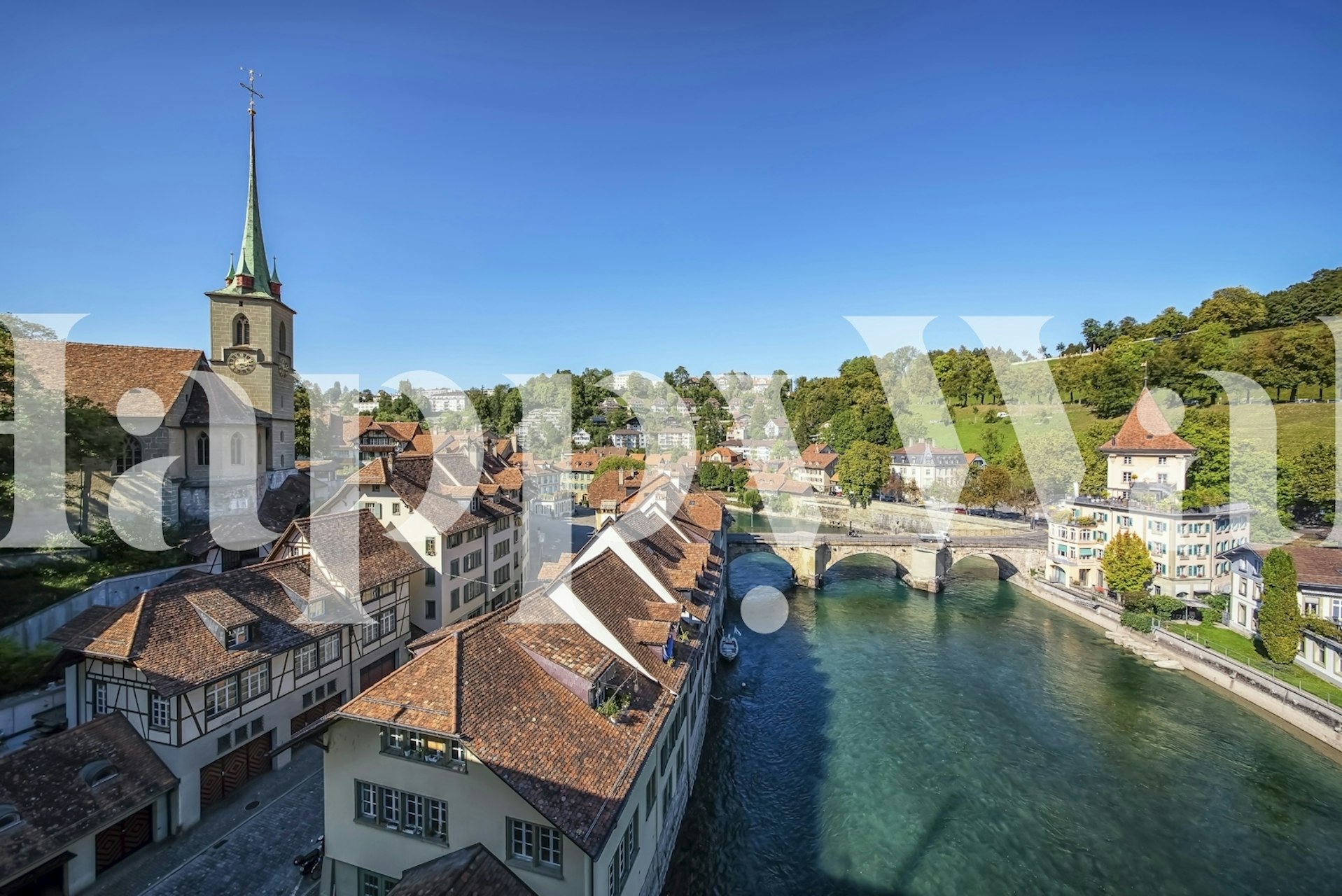 Mural de la ciudad de Berna que muestra el paisaje urbano histórico con el río y la torre del reloj.