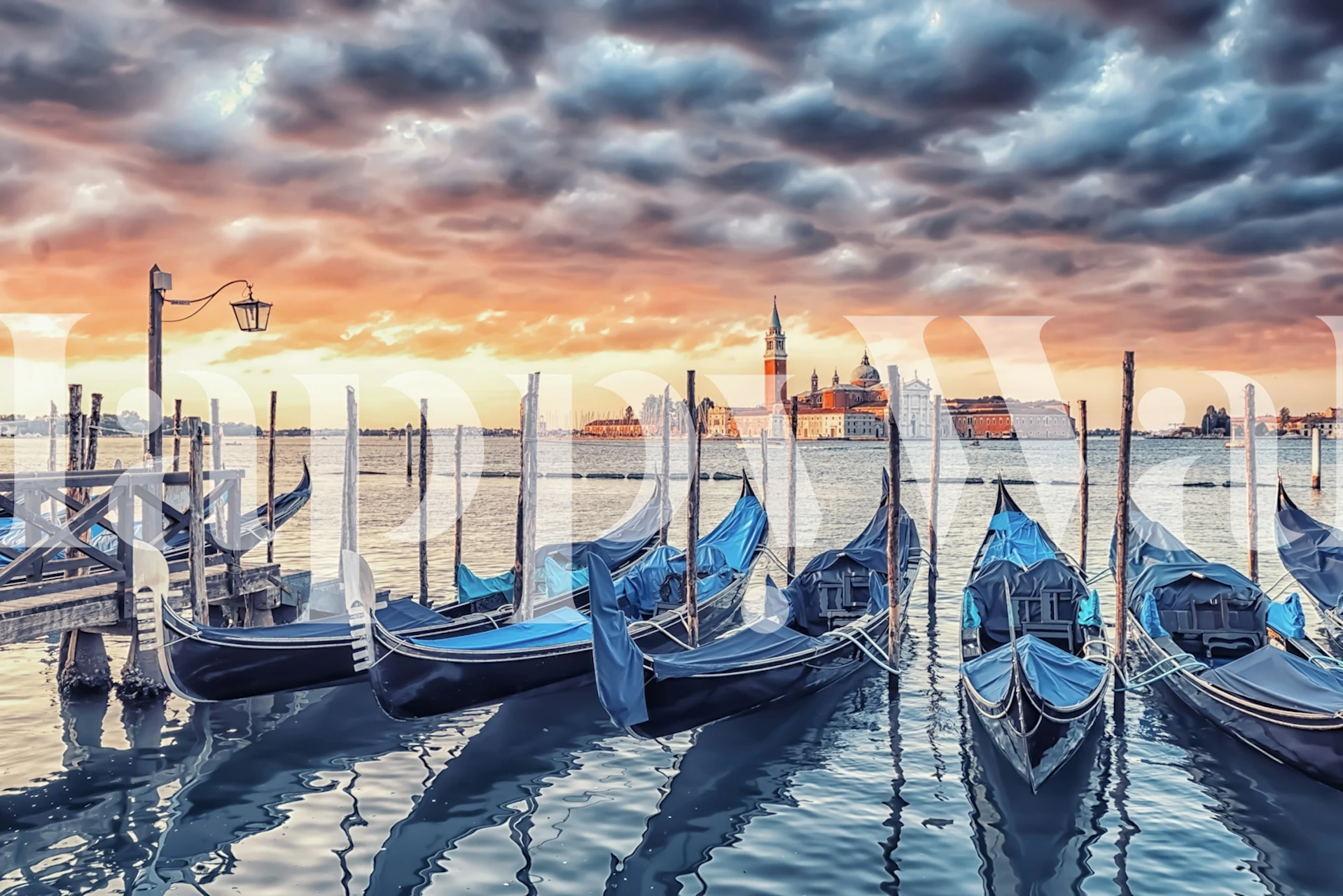 Venice in the morning tapeta s gondolami