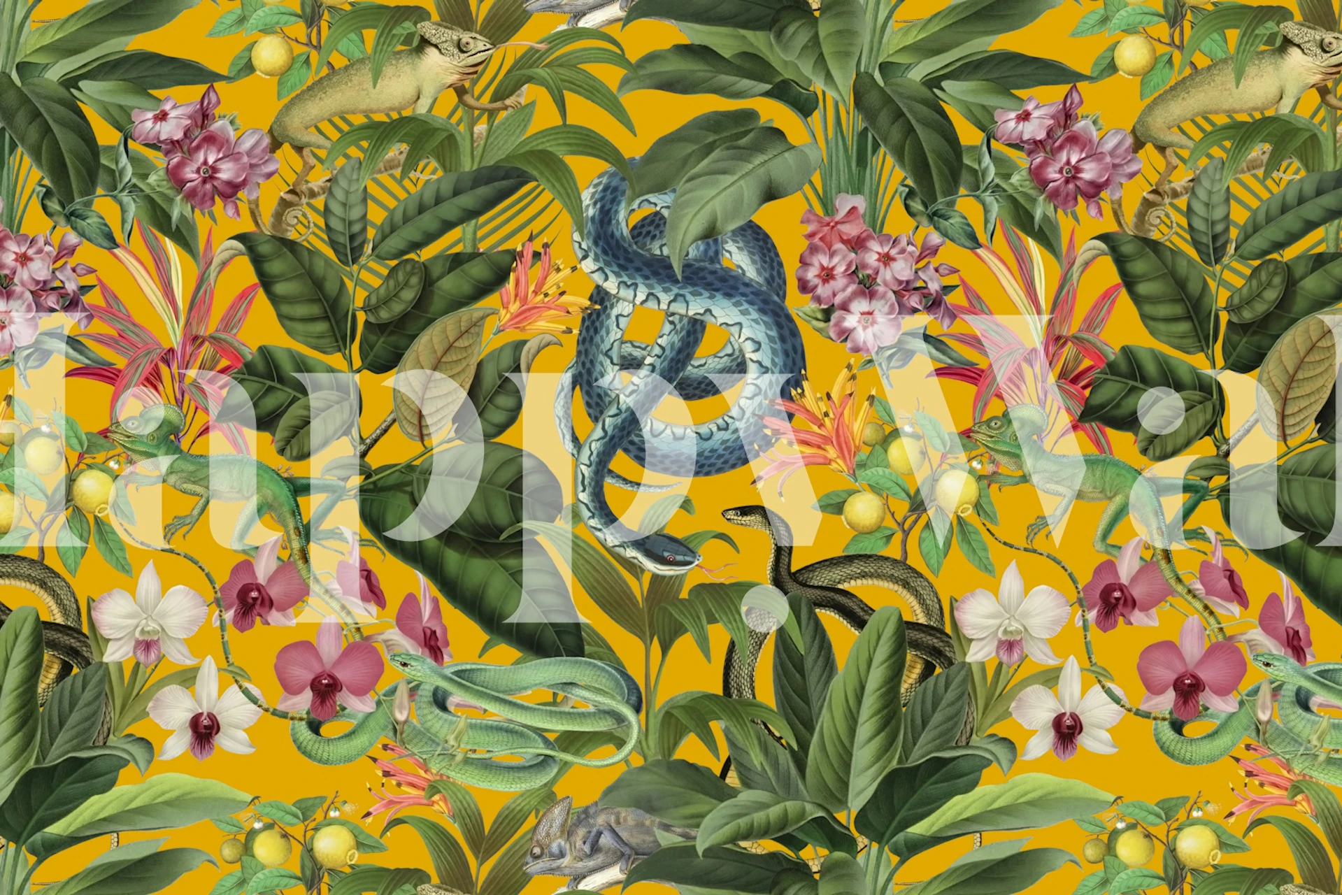 Muurschildering met tropische planten en reptielen op een mosterdachtergrond, die een vleugje jungle in je interieur brengt.