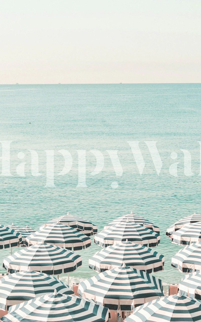 Beach scene med blå och vita randiga paraplyer