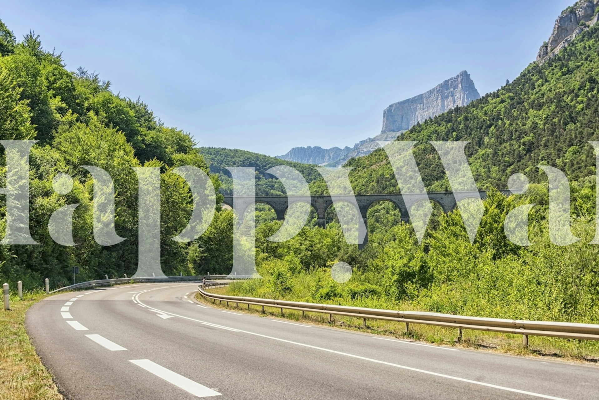 Papel tapiz Viaduct en un entorno de habitación vibrante