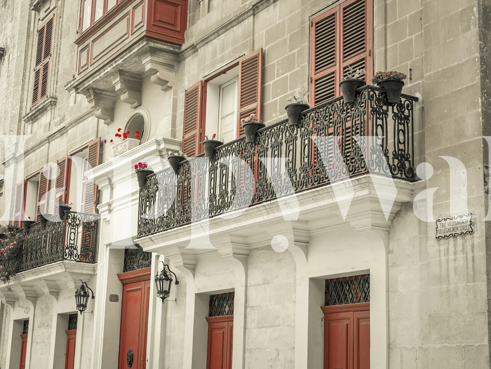 Muurschildering in vintage-stijl van traditionele Maltese huizen met houten balkons