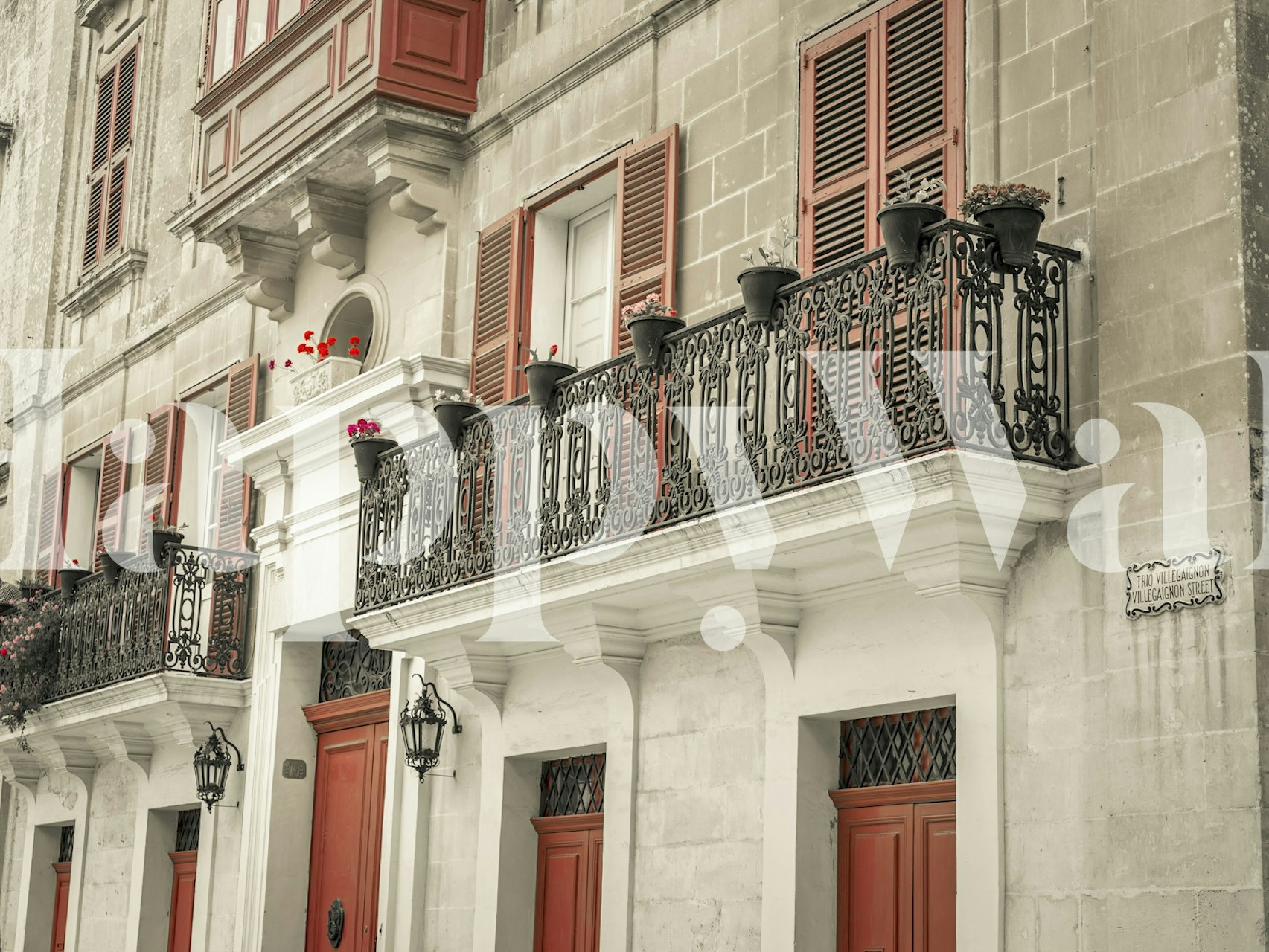 Vintage-tyylinen seinämaalaus perinteisistä maltalaisista taloista puisilla parvekkeilla