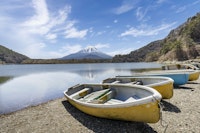 Idyllic Lake Shoji with Mount Fuji tapete