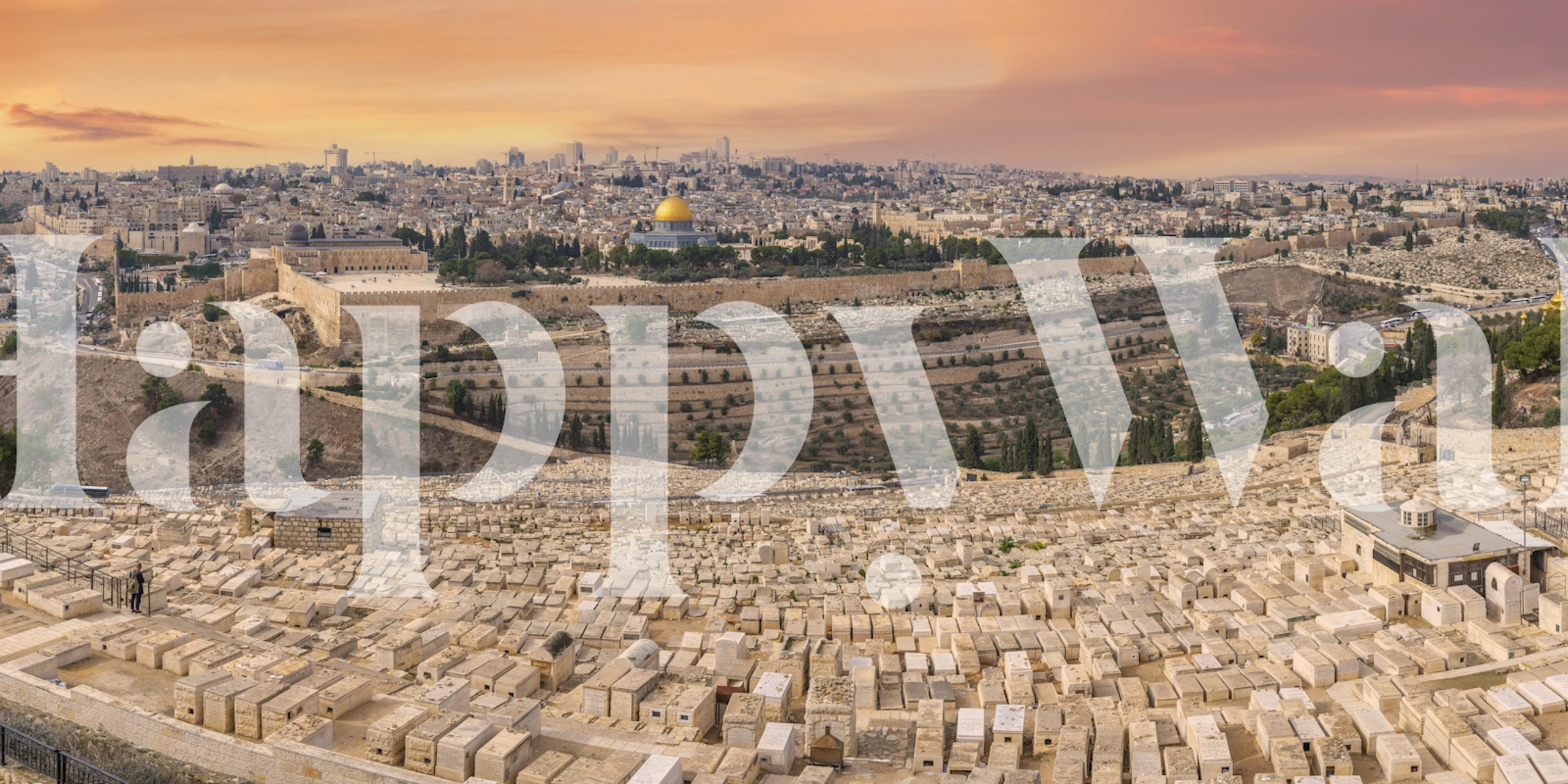 Duchowa fototapeta z panoramicznym krajobrazem ze złotym światłem i spokojną atmosferą.