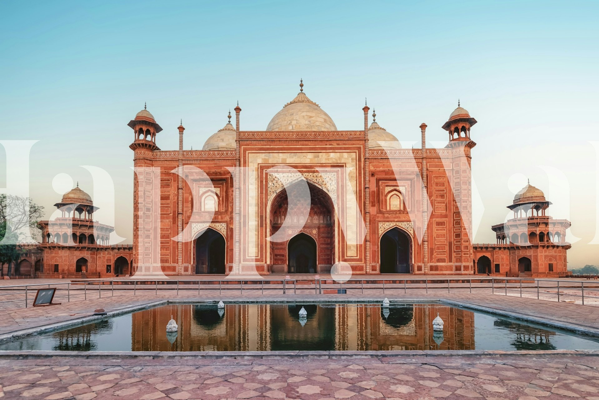 Main Gate Tapete, die in einem Raum gezeigt werden