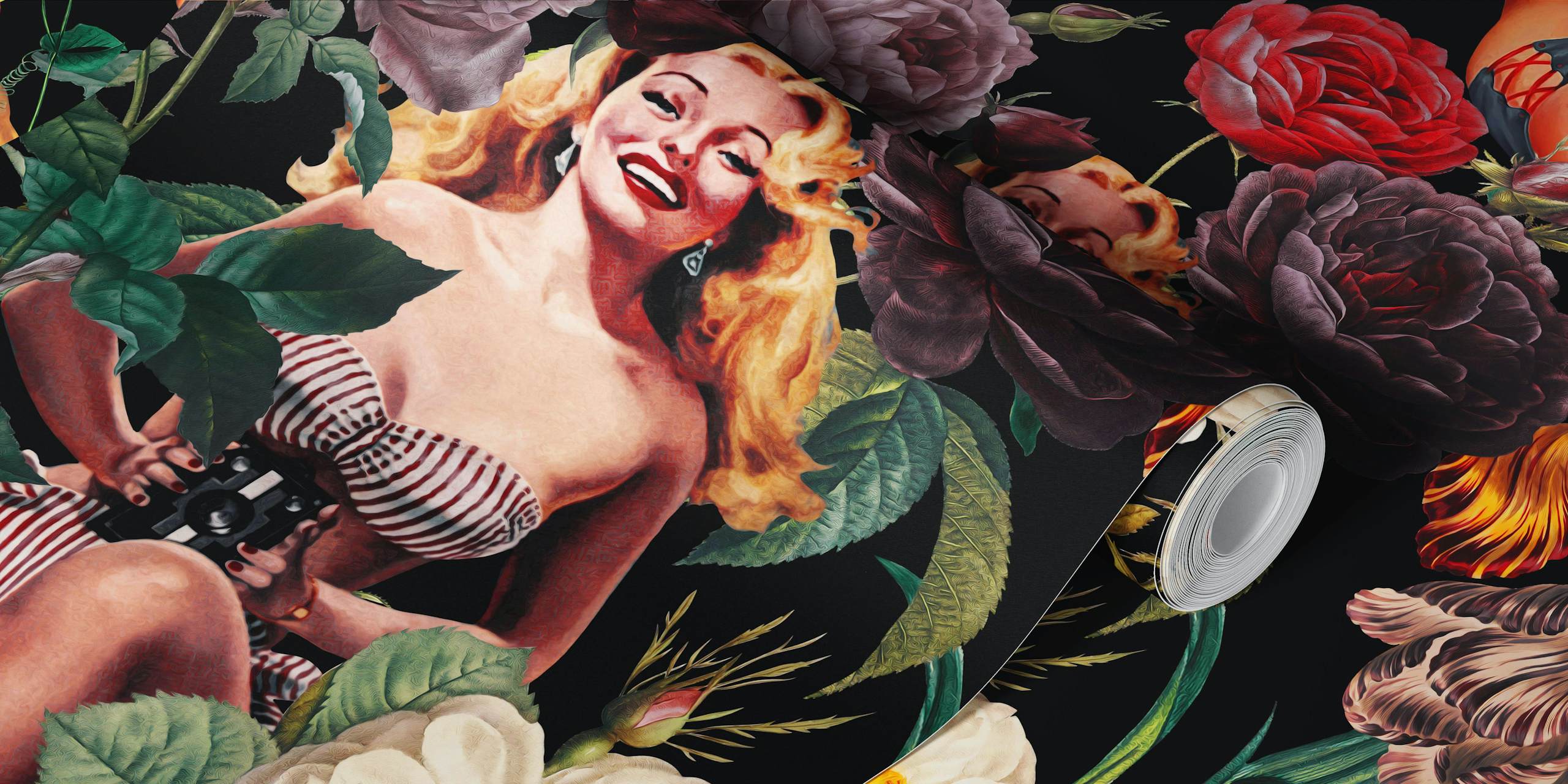 Vintage bloemen en pin-up meisjes op zwart behang wallpaper