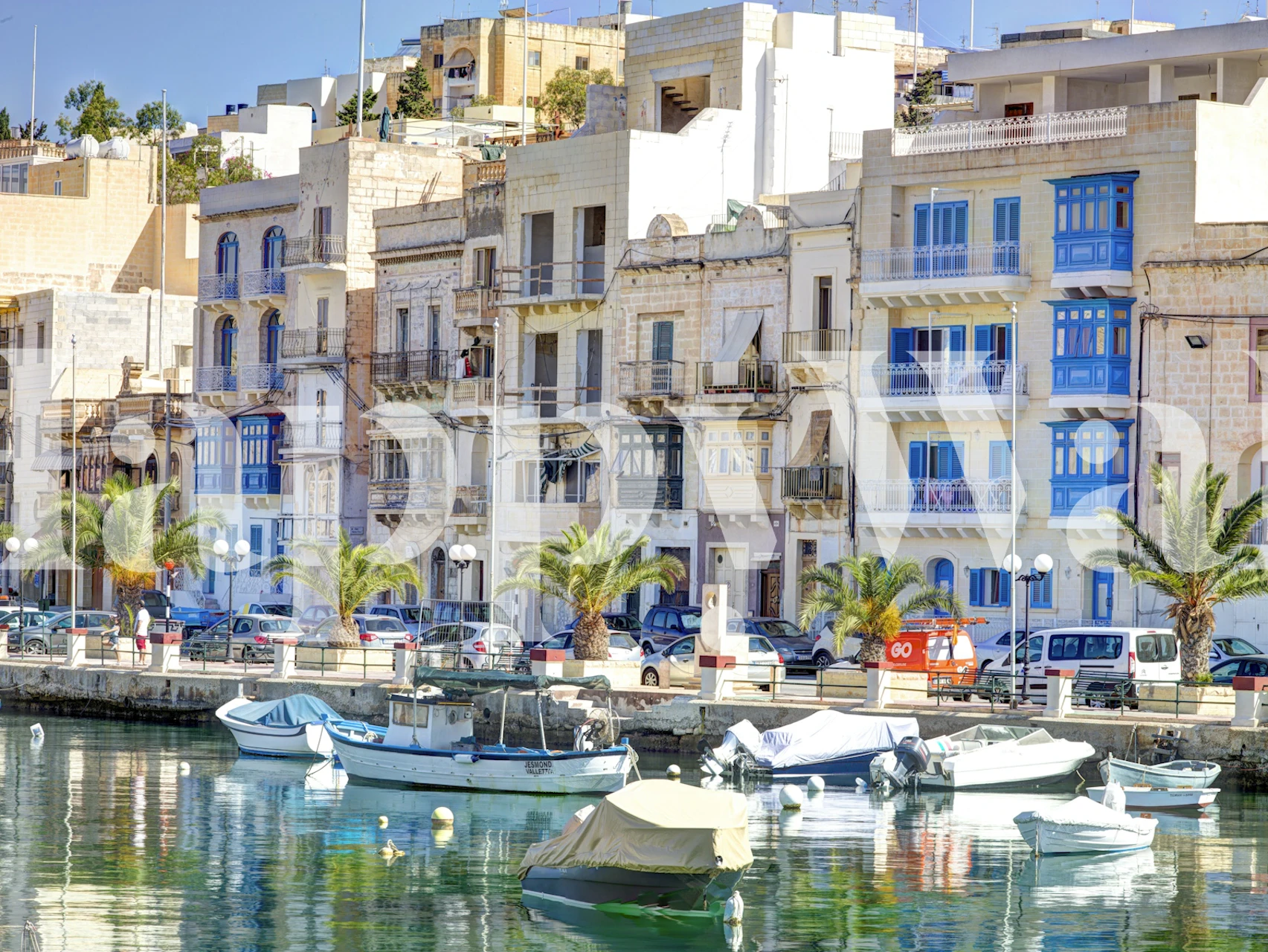 Kalm Senglea waterfront scene met kleurrijke facades en een rustige marina