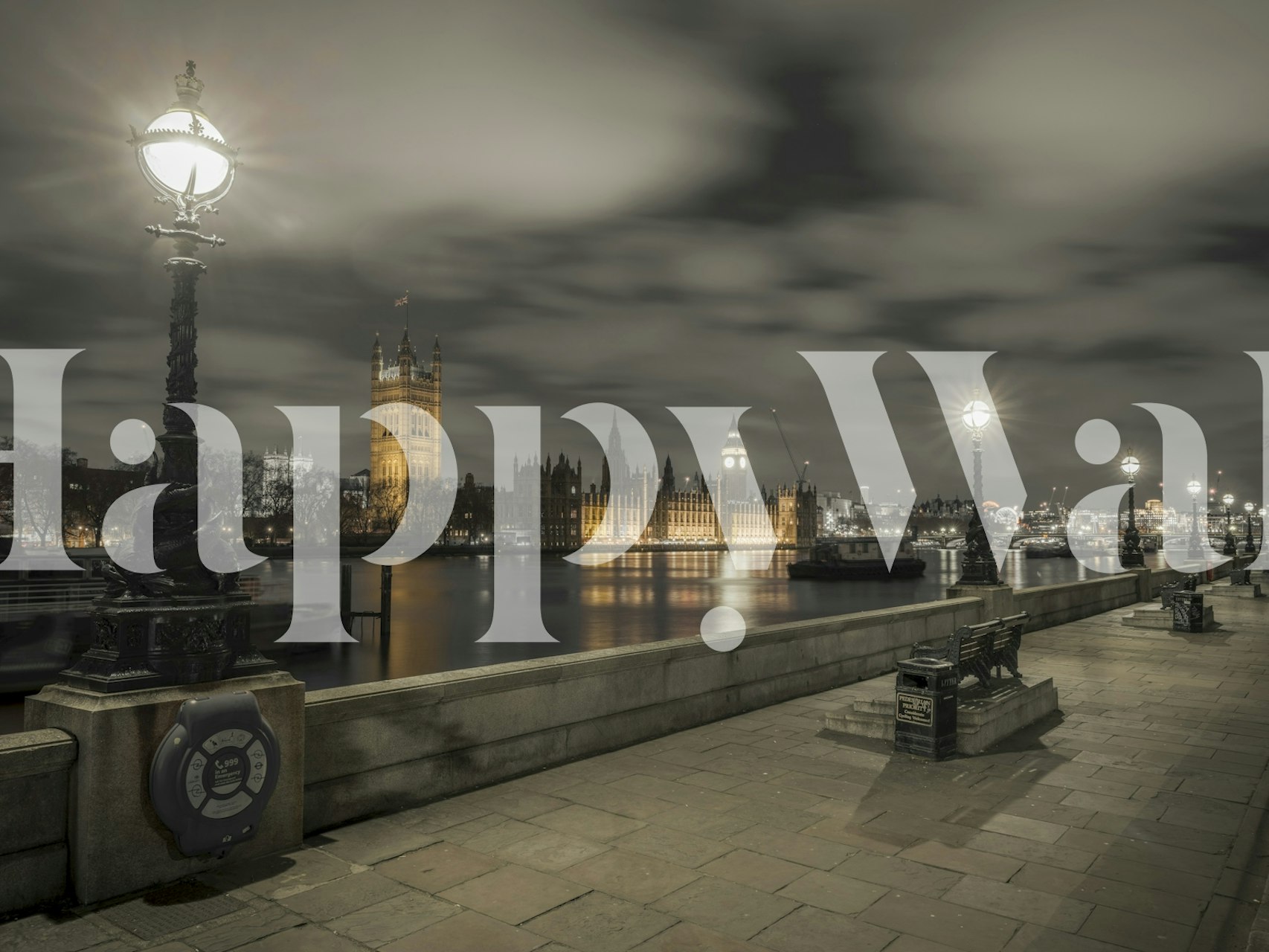 Historic City Nightfall Tapete in einem Zimmer