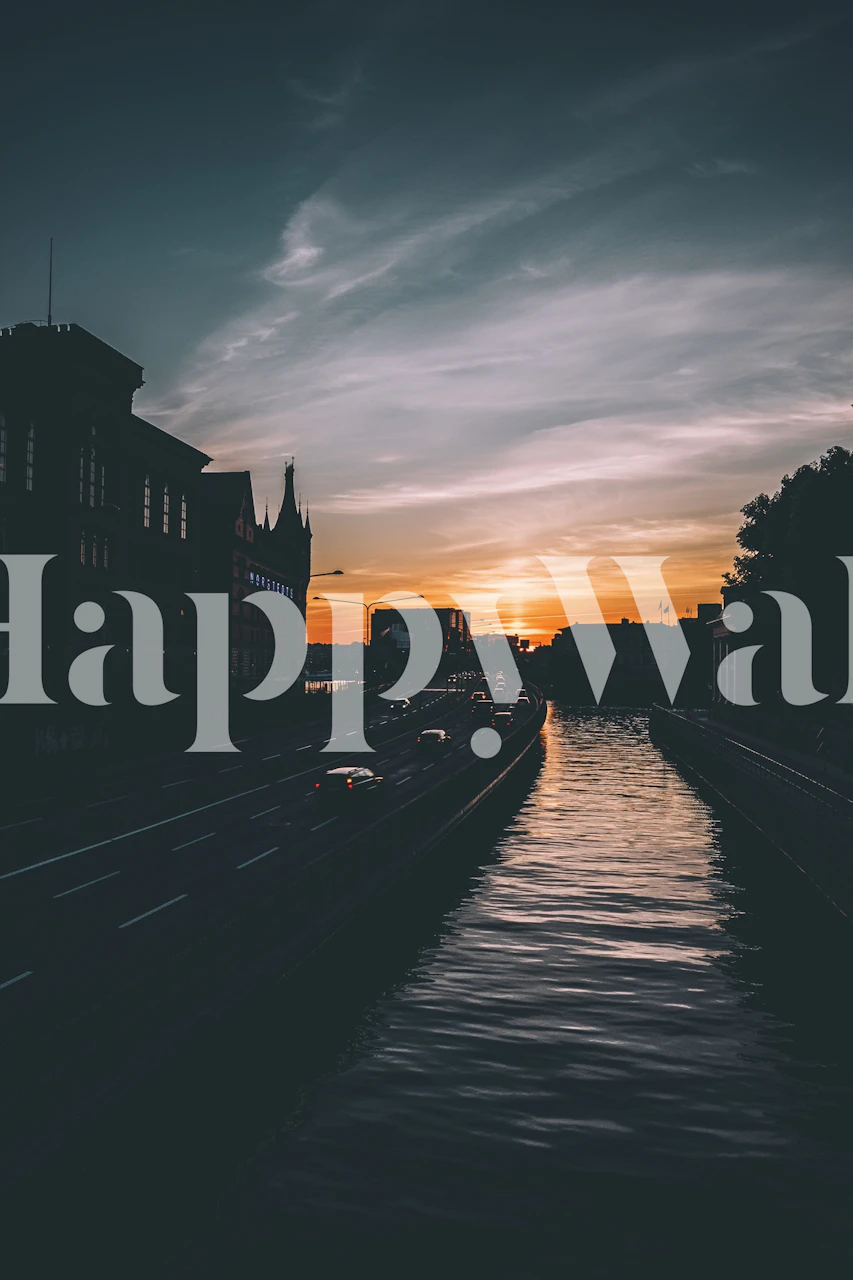 Solnedgang over Stockholms bybilde med mørke silhuetter og gylden himmel reflektert i stille vann