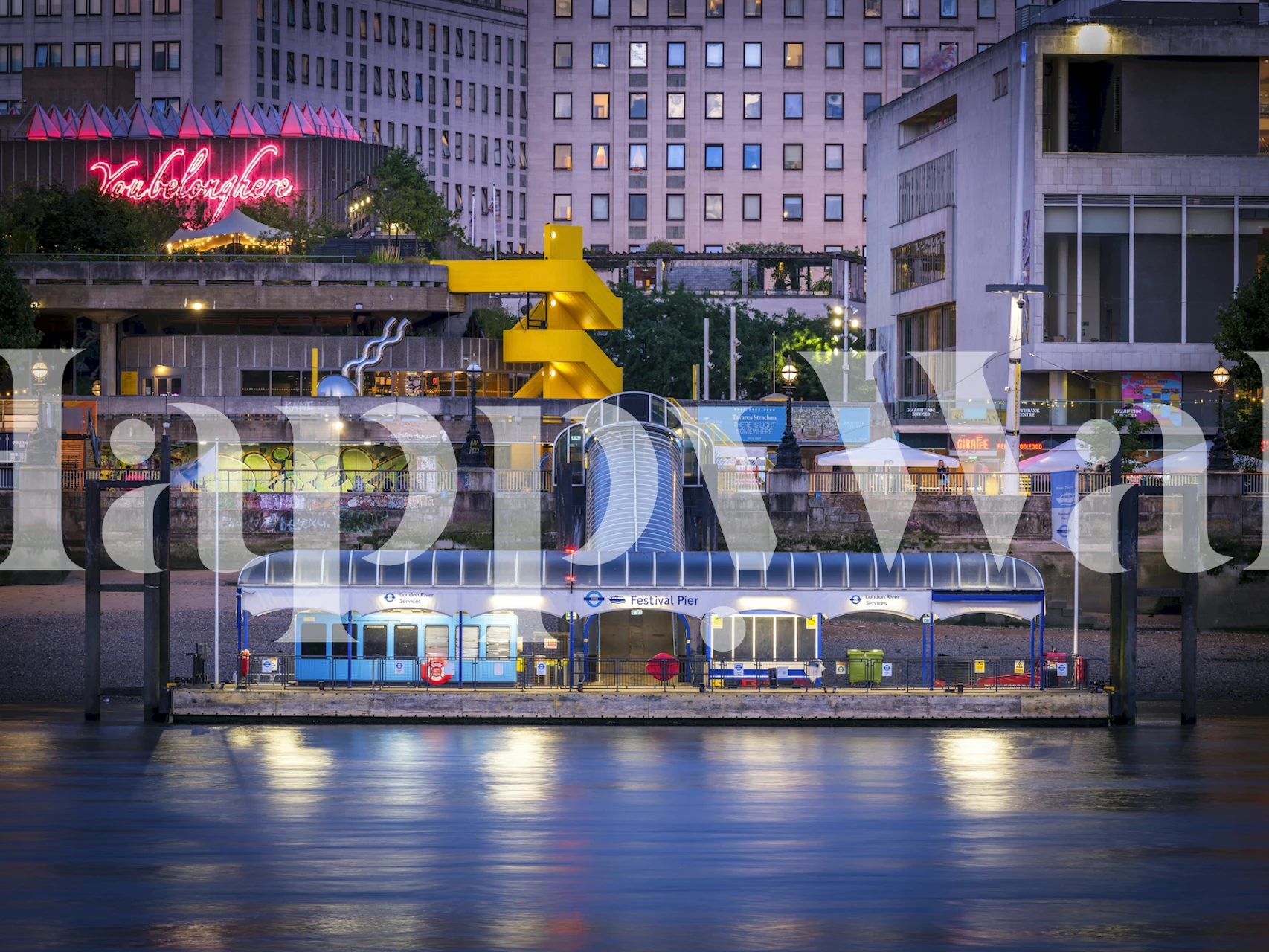 Festival Pier Tapete in einem gemütlichen Raum