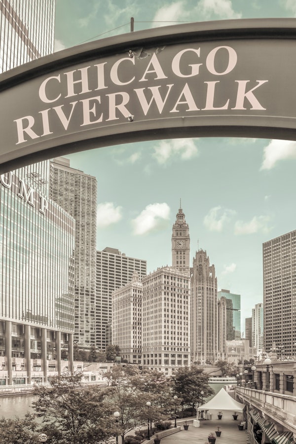 CHICAGO Riverwalk - urban vintage style