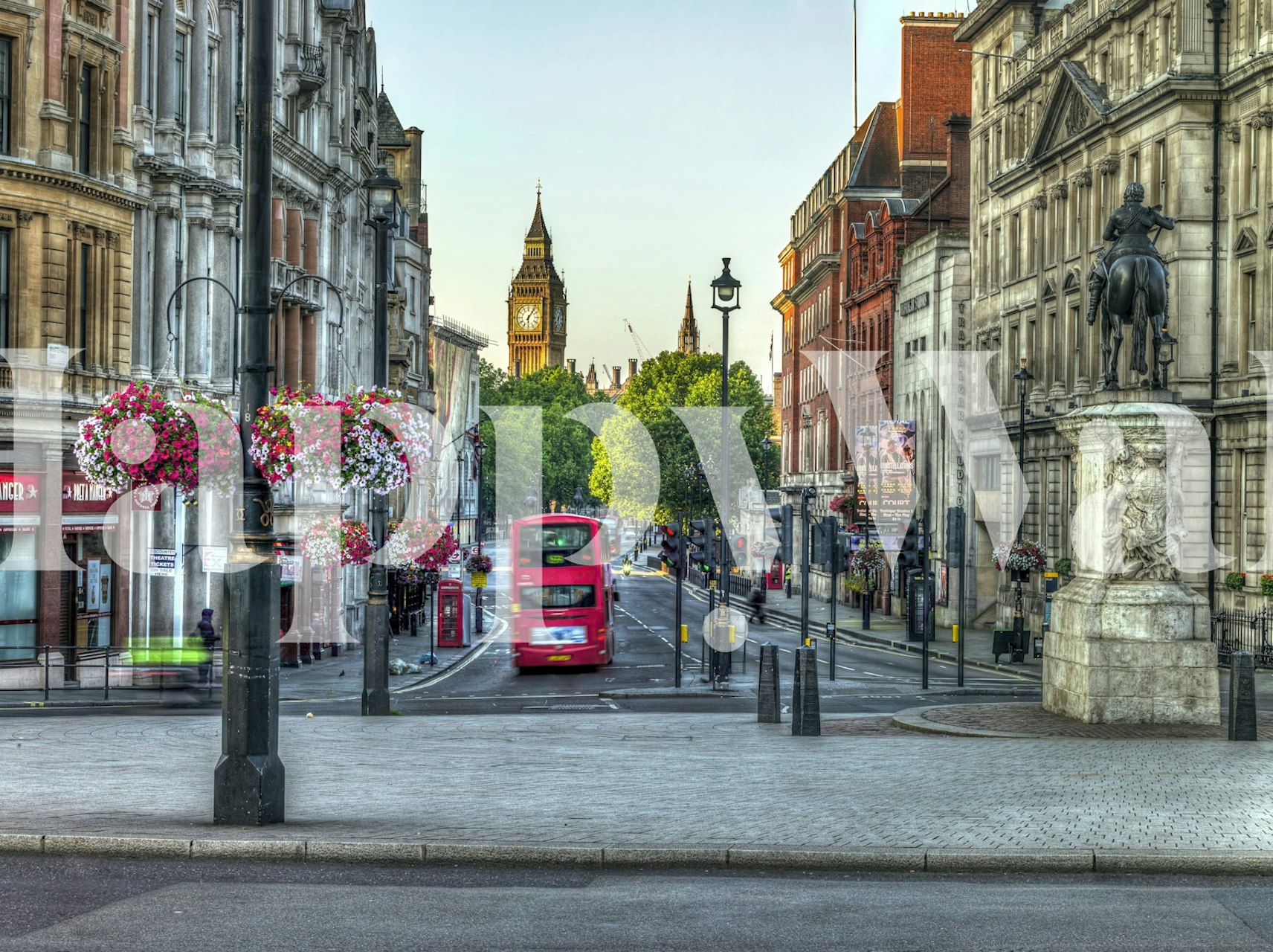 Cityscape wallpaper featuring red double-decker buses and buildings in London