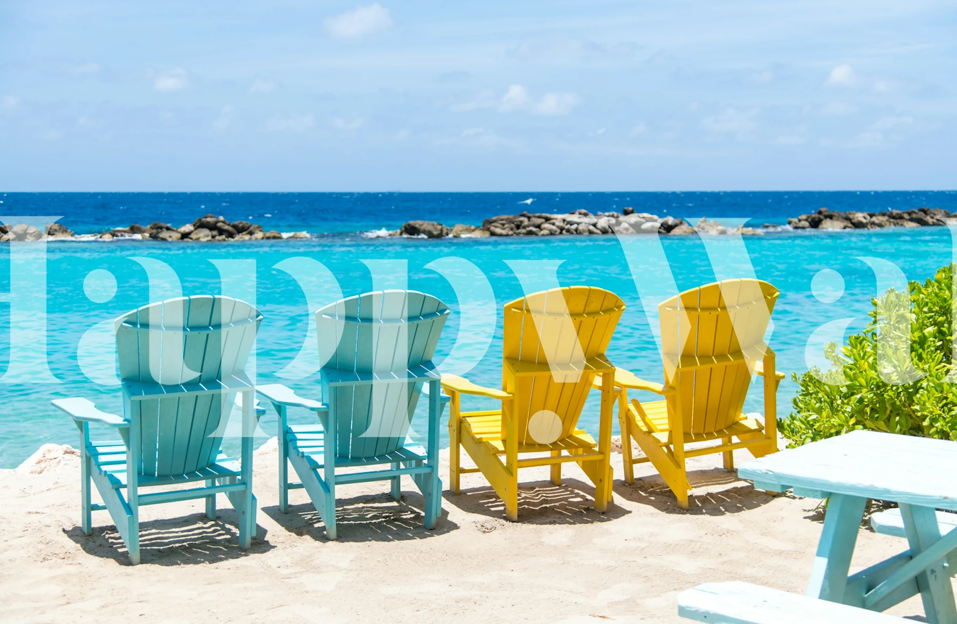 Caribiske strandstole ved havet