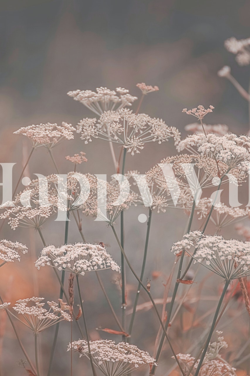 Bohemian Garden Charm Peach -tapetti huoneessa